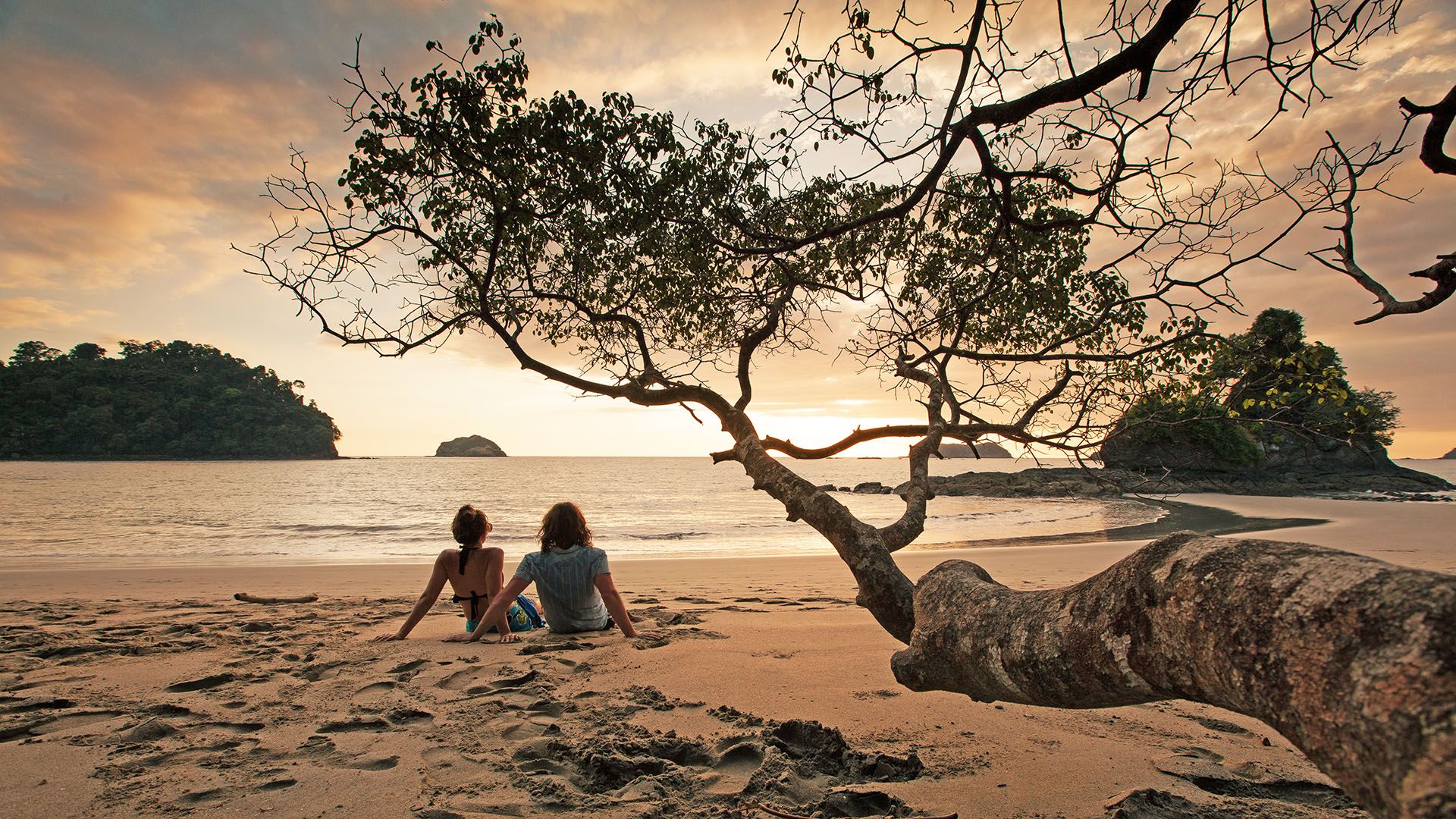 Costa Rica Sunset at Manuel Antonio Antonio National Park © thefilmpoets/Shutterstock
