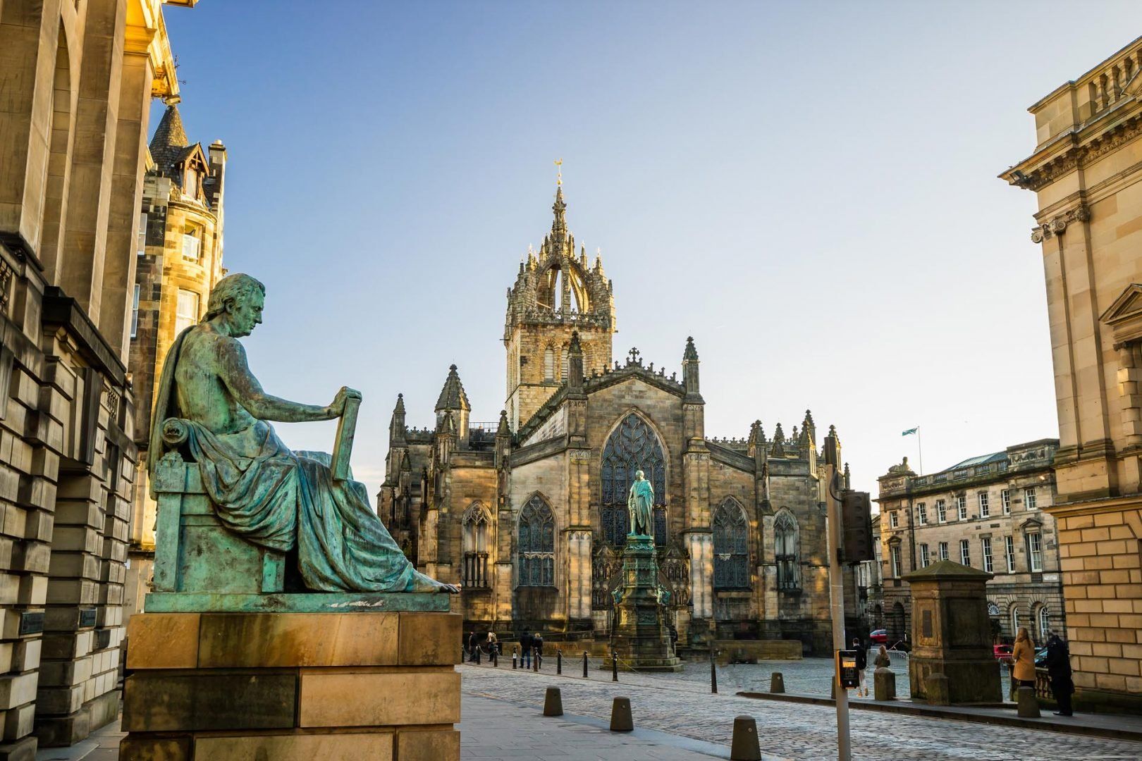 Street view of the historic Royal Mile, Edinburgh, Scotland © f11photo/Shutterstock